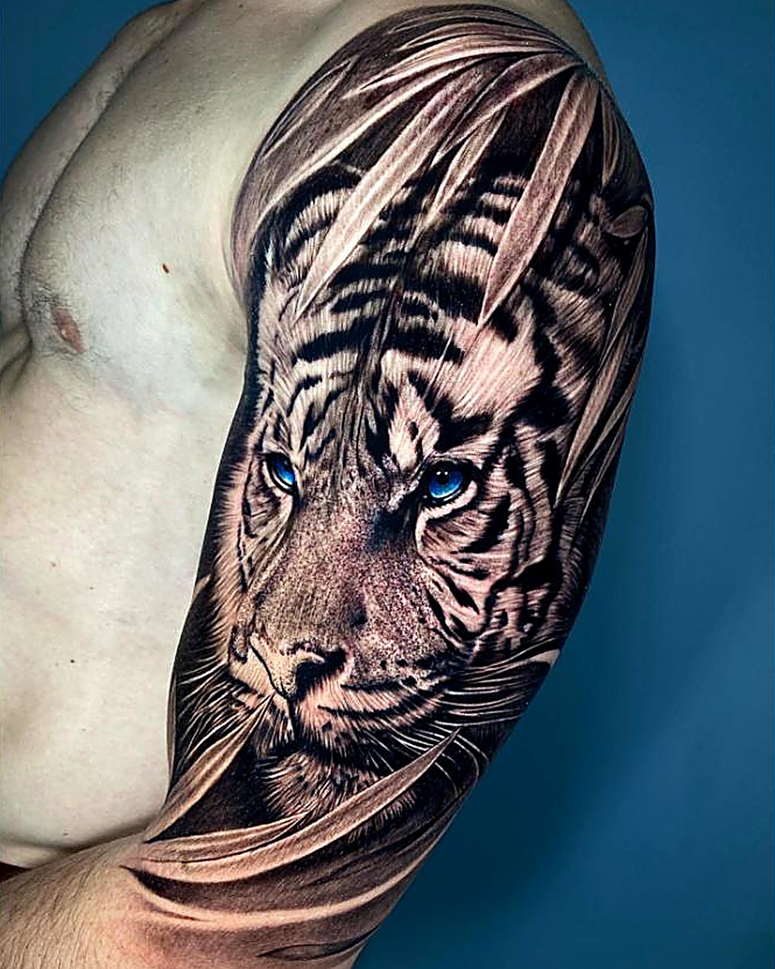 Tatuaje realista de tigre en el brazo
